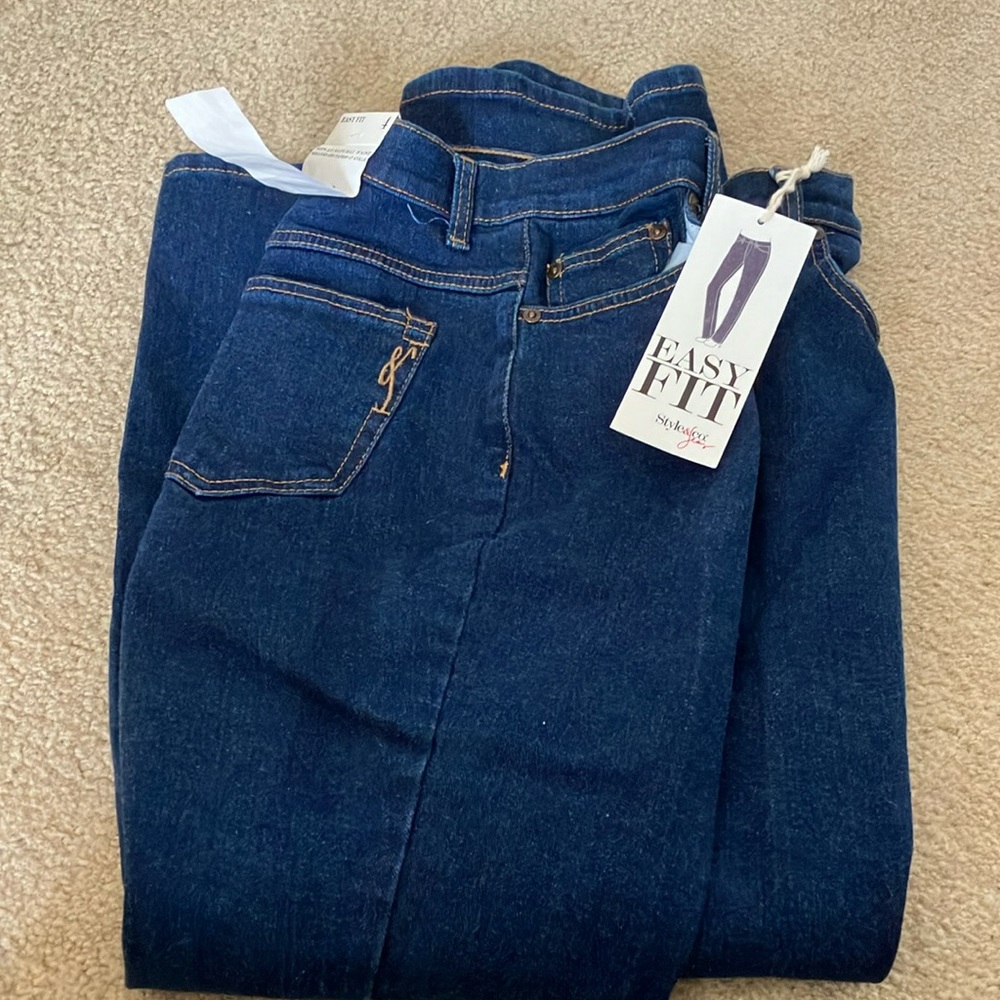 Size 4 Short Jeans Easy Fit sits at Natural waist relaxed leg tapers at ankle